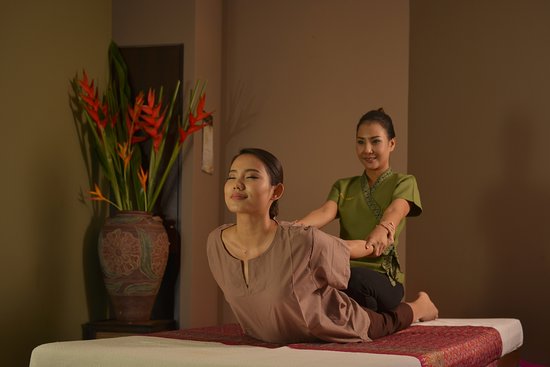 Praticante da massagem tailandesa