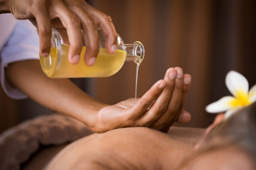 Usando óleo para fazer massagem com aromaterapia
