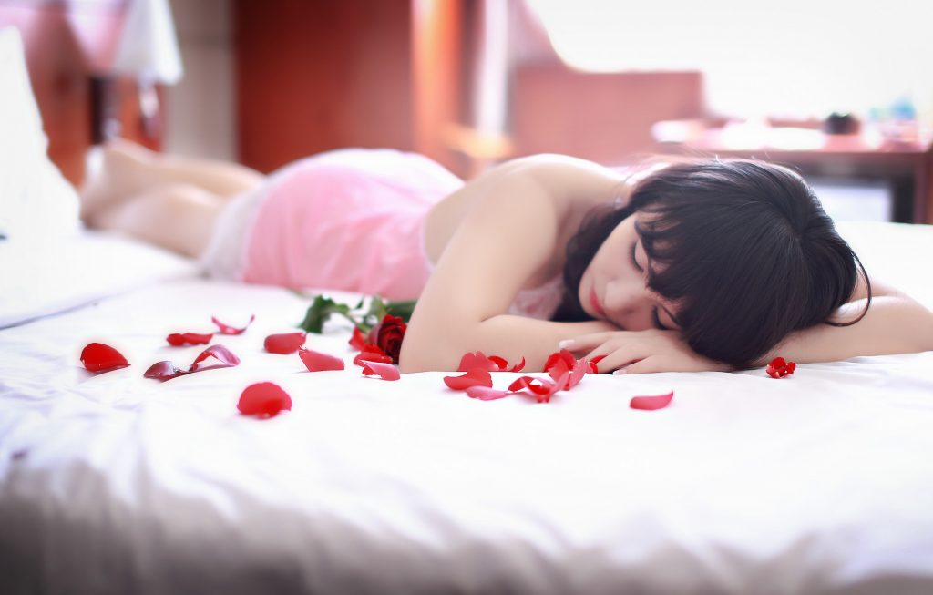 Mulher asiática deitada na cama para uma massagem