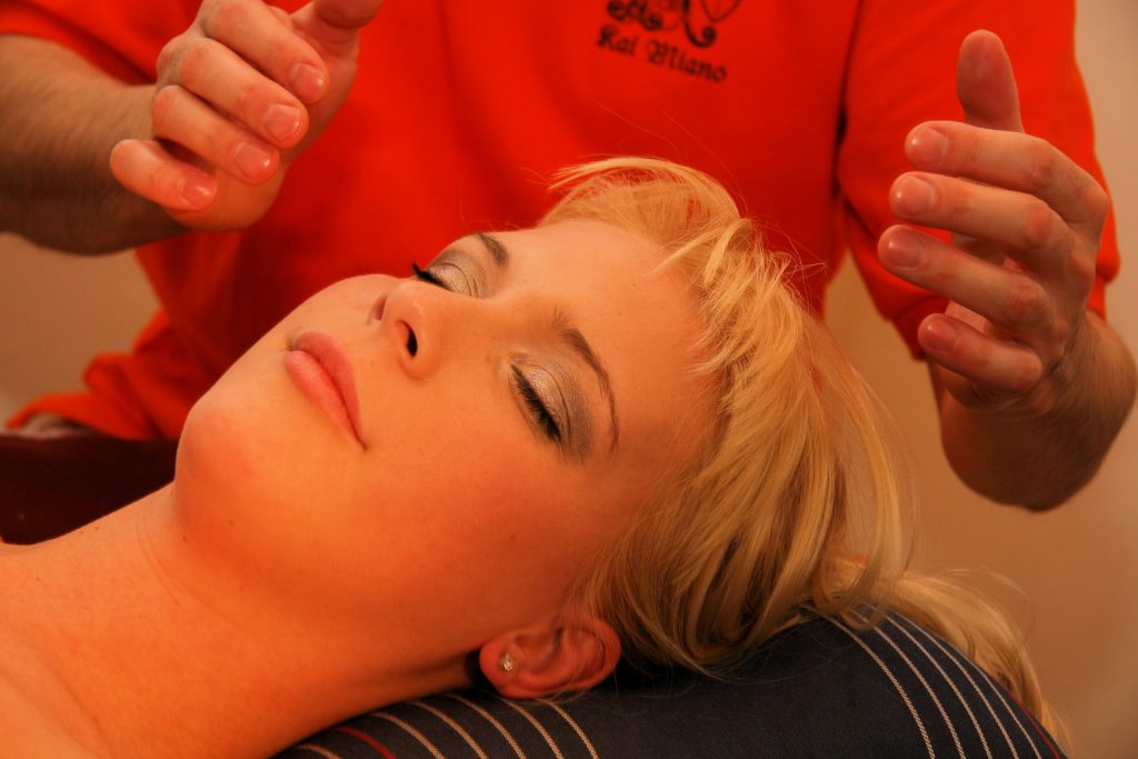 Mulher recebendo massagem shiatsu