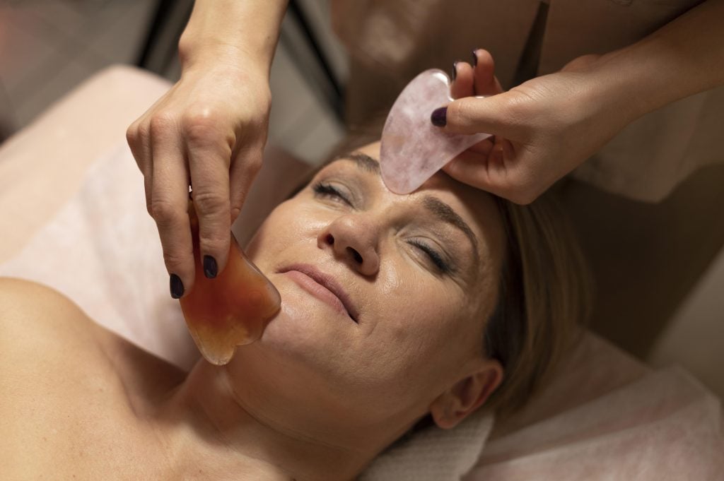 A História por Trás da Massagem Nuru: Toques de Tradição e Inovação