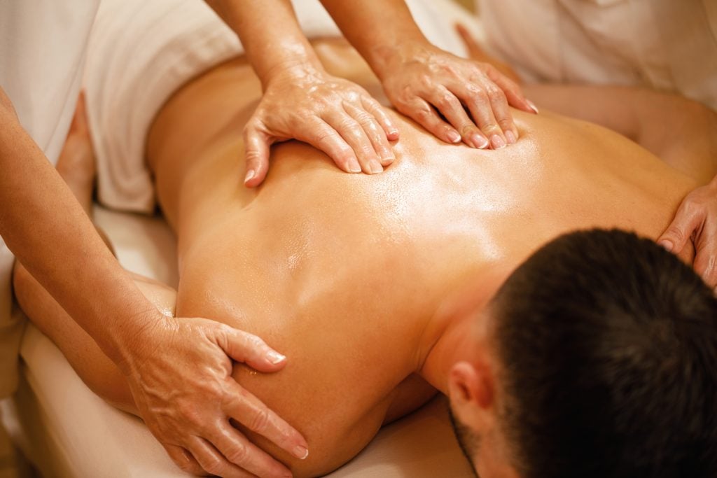 Benefícios Surpreendentes da Massagem Sensual e Suas Raízes Culturais