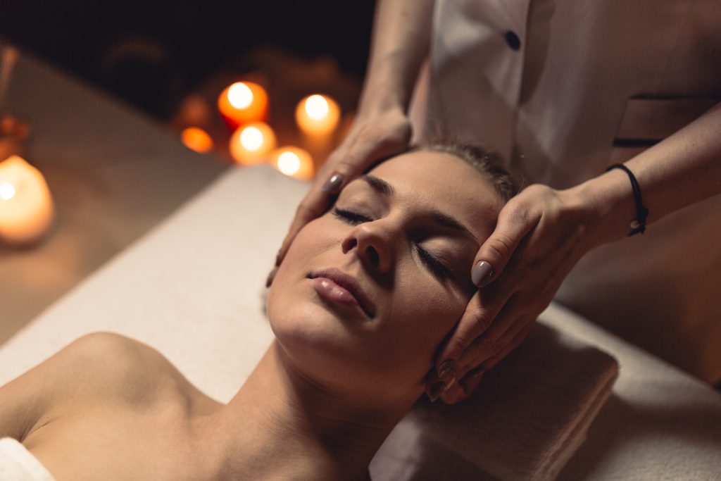 A Origem da Massagem Sensual: Uma Jornada Milenar de Toque e Conexão