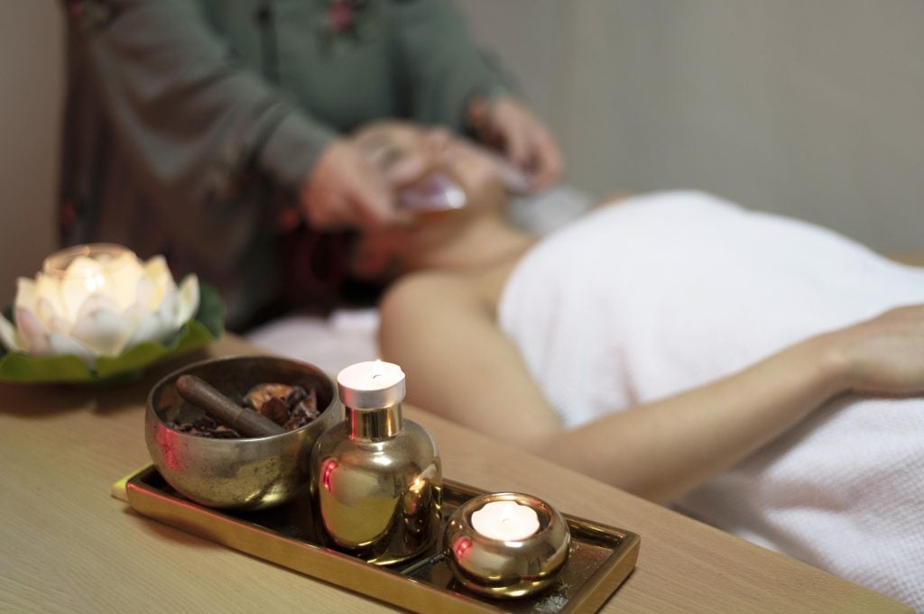 A História por Trás da Massagem Nuru: Toques de Tradição e Inovação