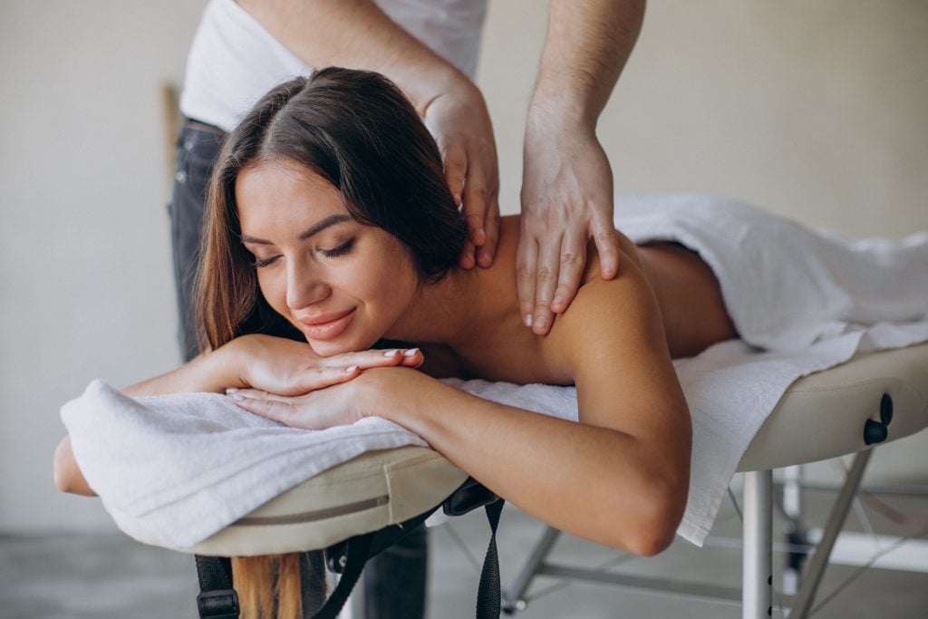 Massagem Tântrica: Uma Jornada de Autoconhecimento e Prazer Sagrado