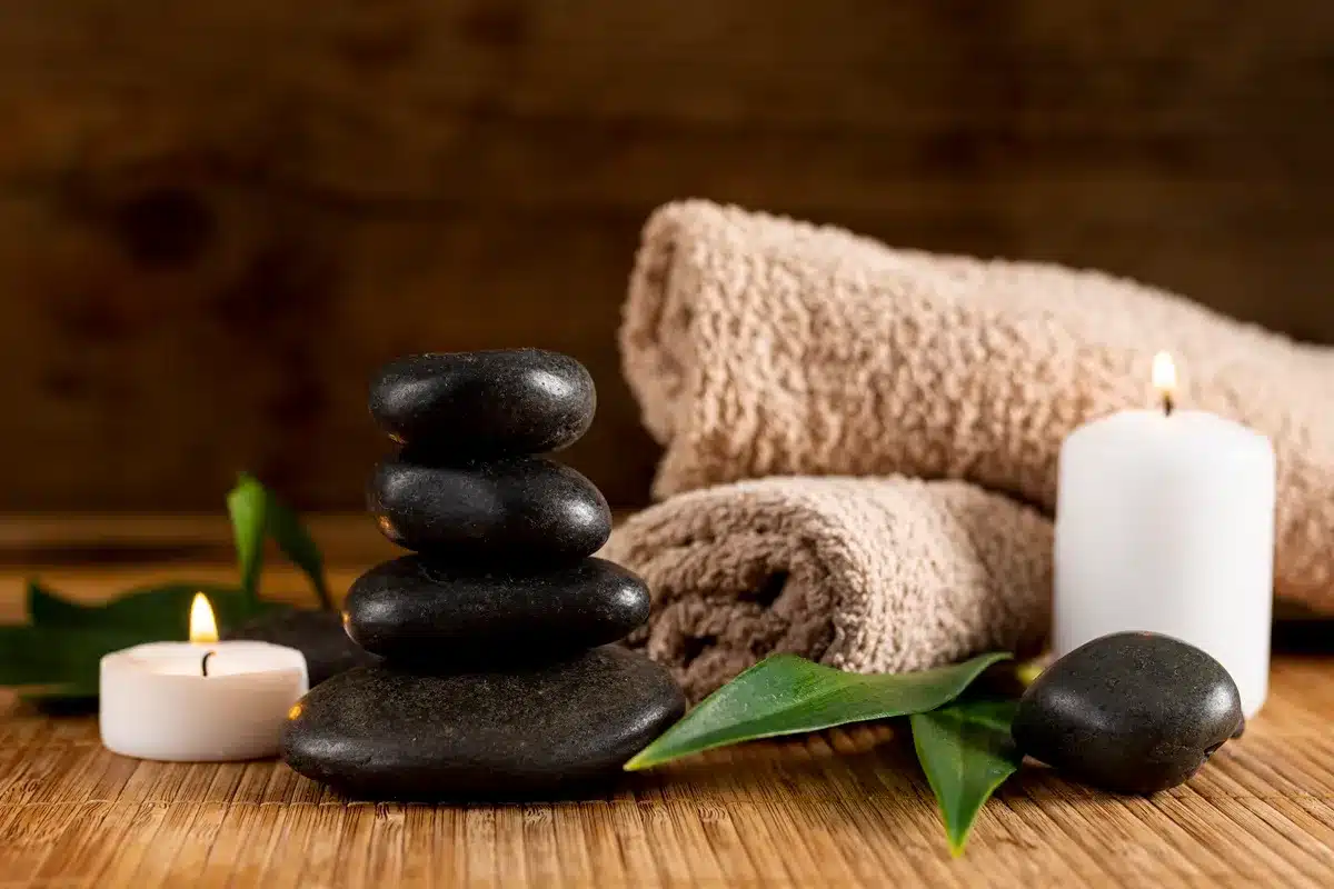 Como funciona a massagem sensual com pedras quentes?
