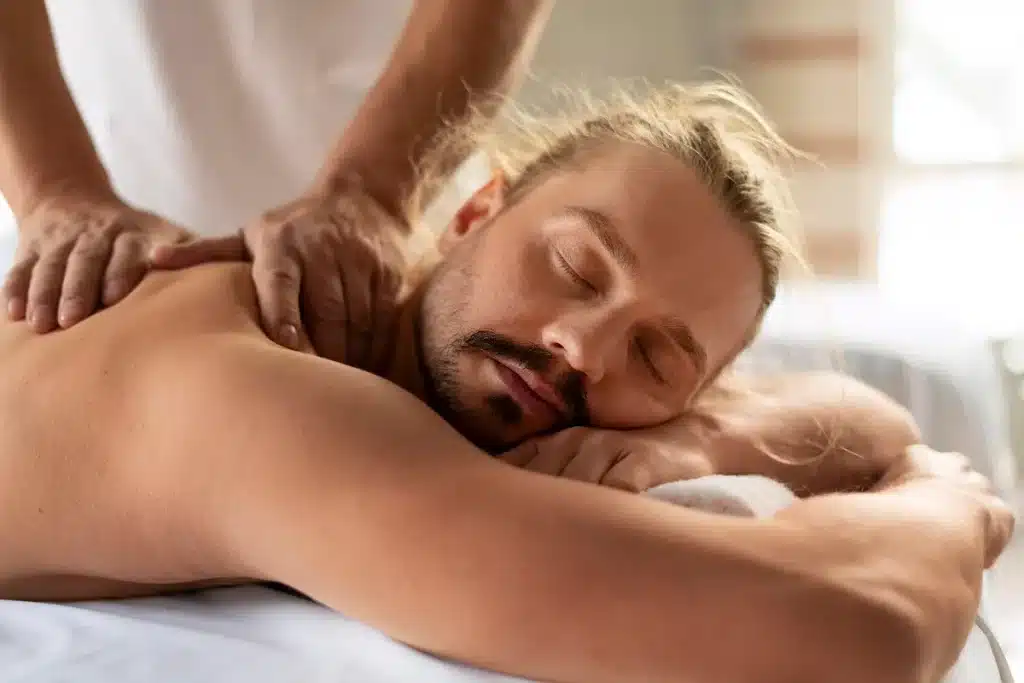 Como é feita a massagem relaxante homens?