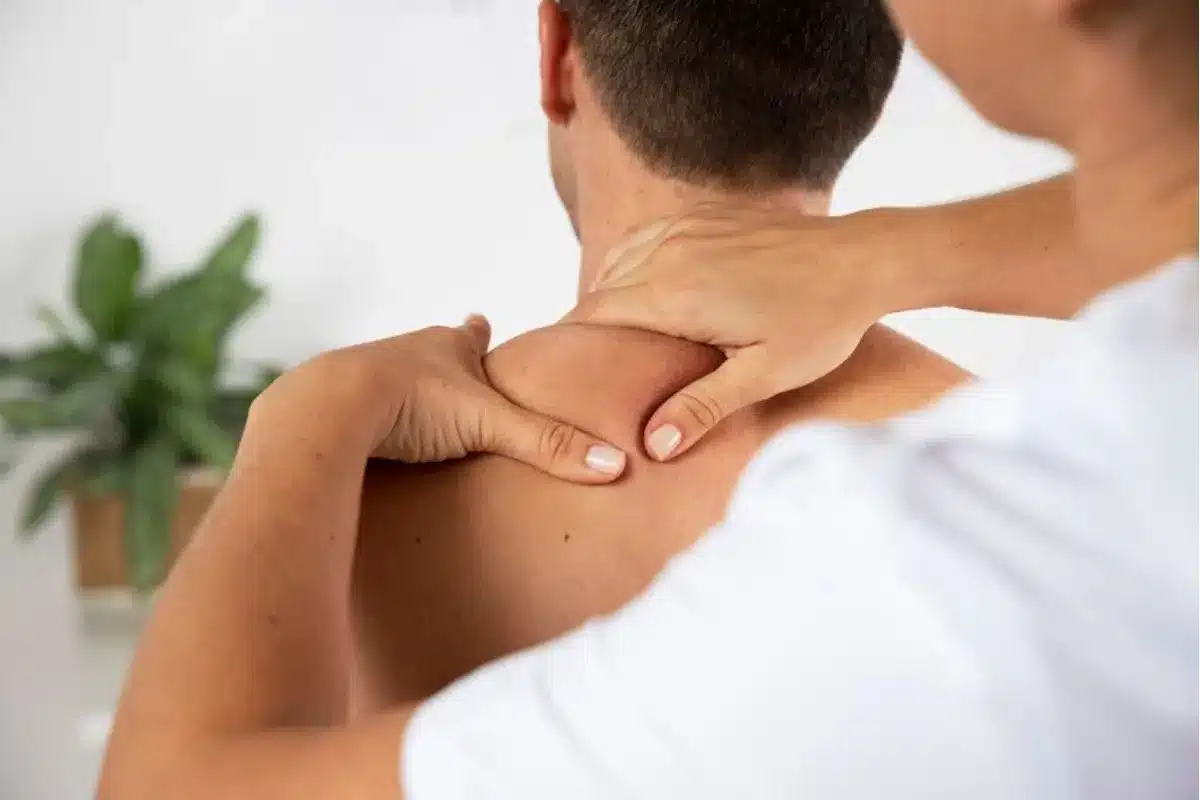 Qual é a massagem ideal para aliviar a dor muscular pós-treino?