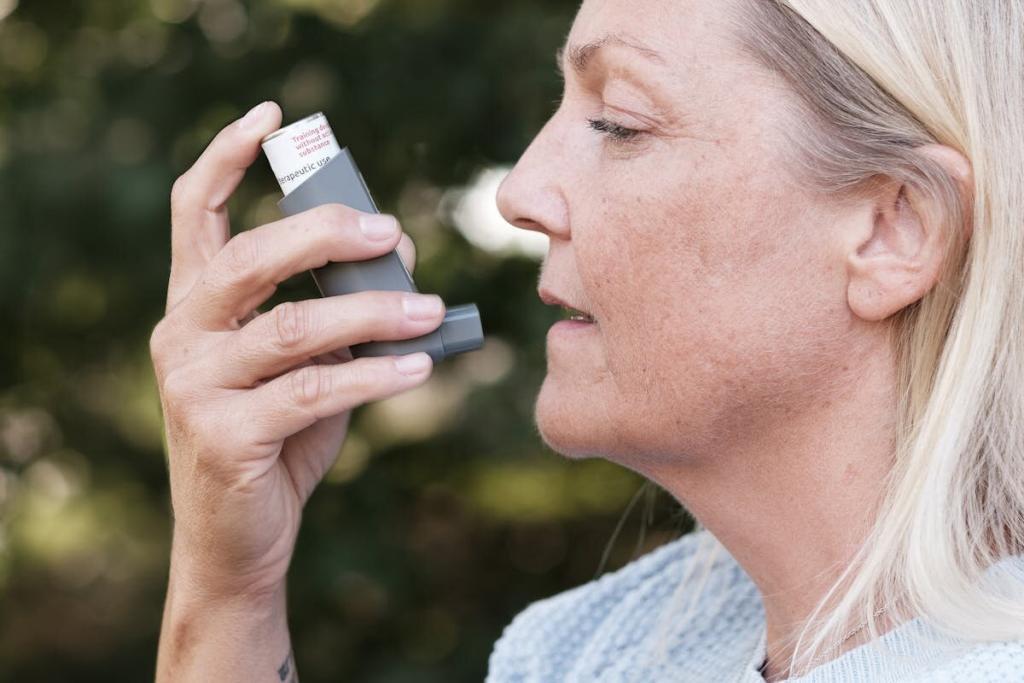 Mulher sentada meditando