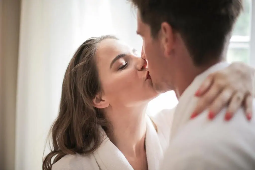 casal de beijando
