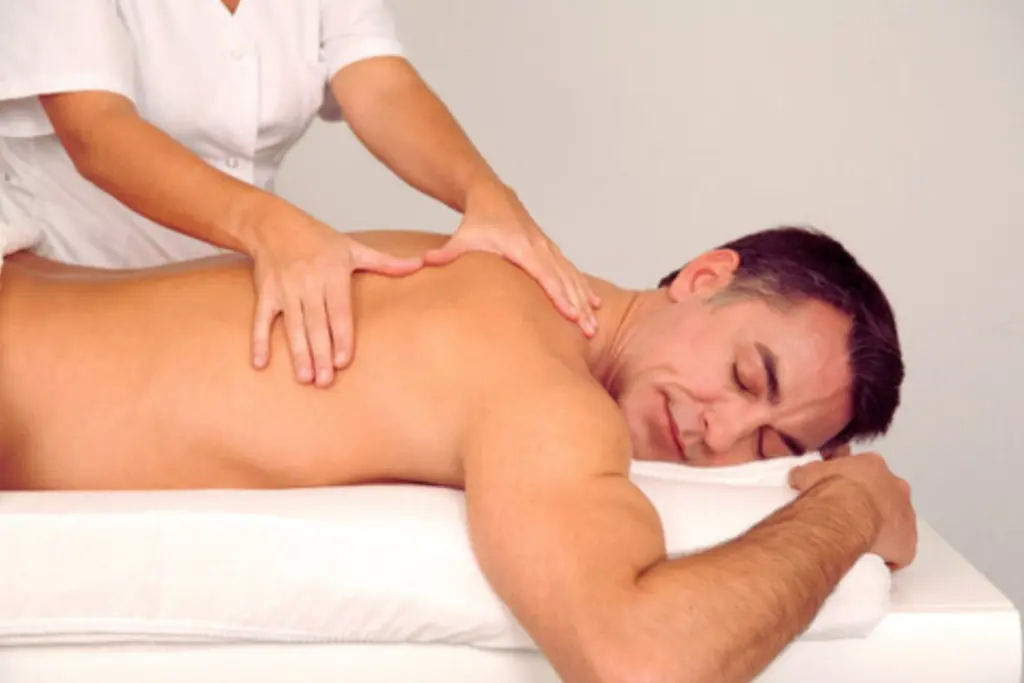 Homem recebendo massagem