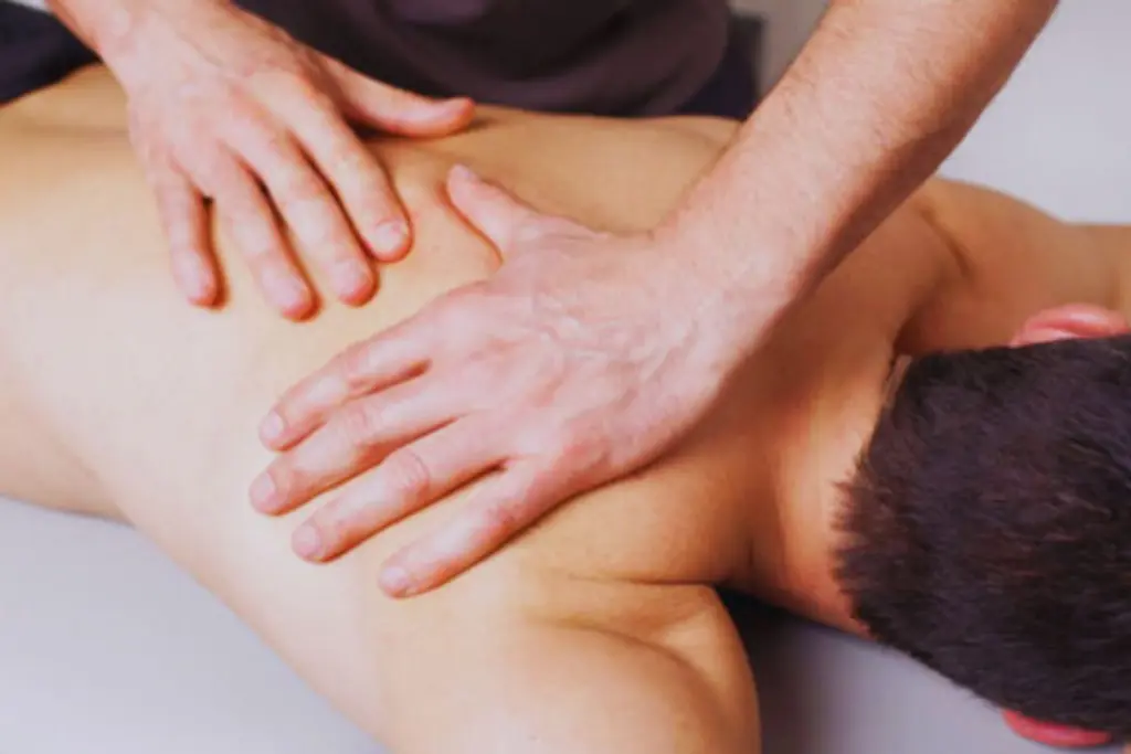 Homem recebendo massagem