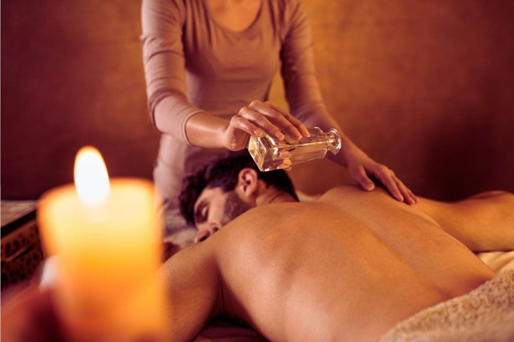 Massagem tântrica tem nudez? Entenda como funciona