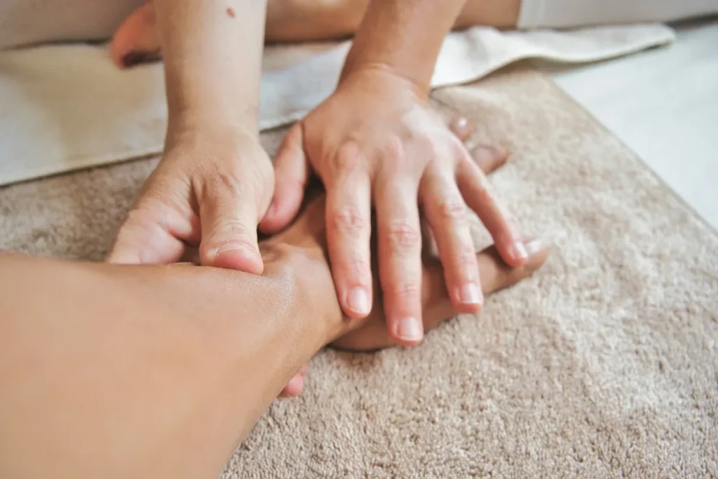 Pessoa recebendo massagem na mão