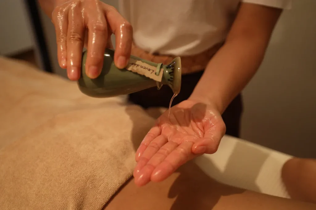 Óleo essencial capim-limão: por que usar na massagem e quais os benefícios?