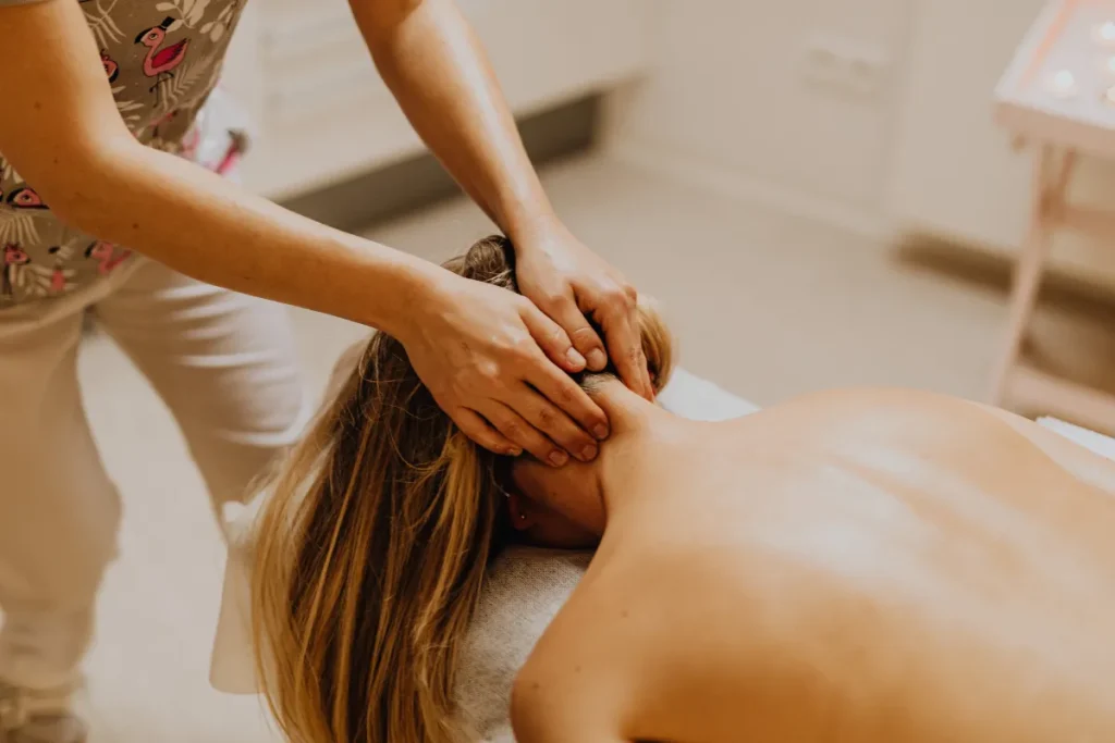 Mulher recebendo massagem