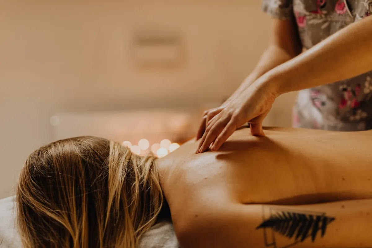 Mulher recebendo massagem