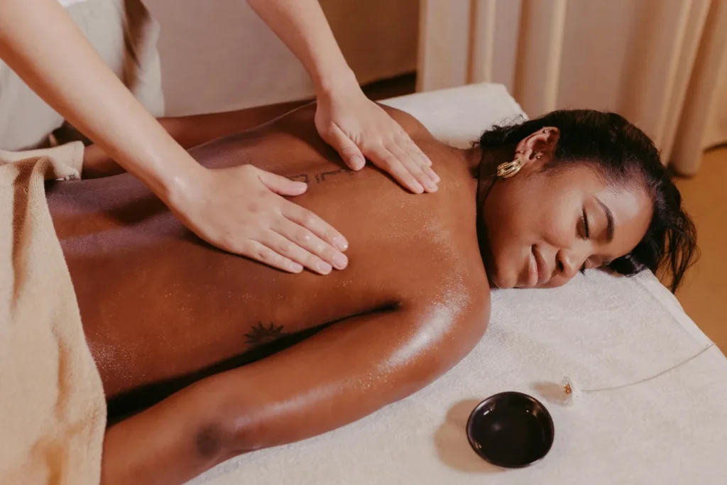 Mulher recebendo massagem