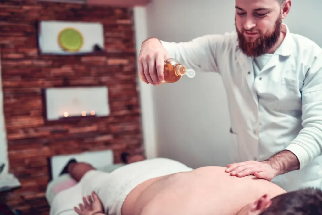 Como usar óleo essencial em massagens masculinas: guia completo