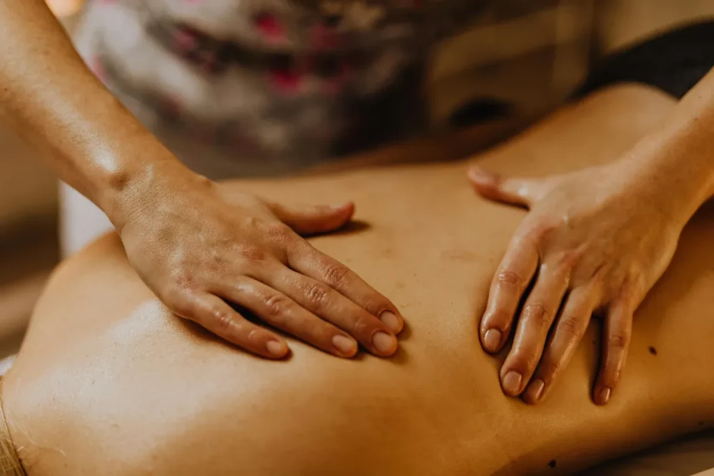 Pessoa recebendo massagem