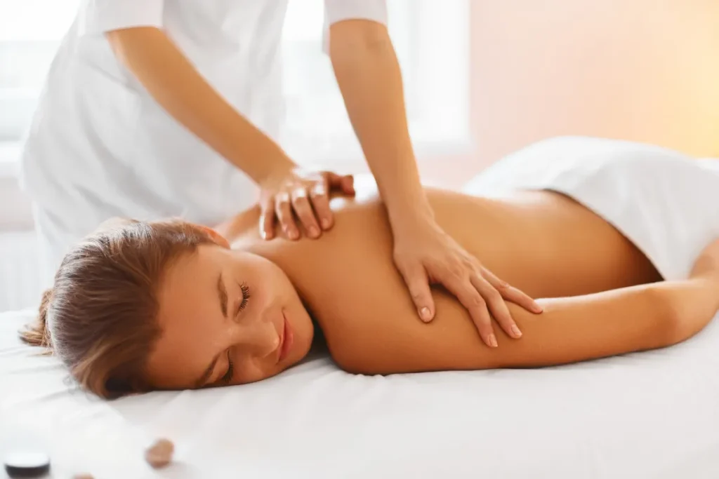 Mulher recebendo massagem