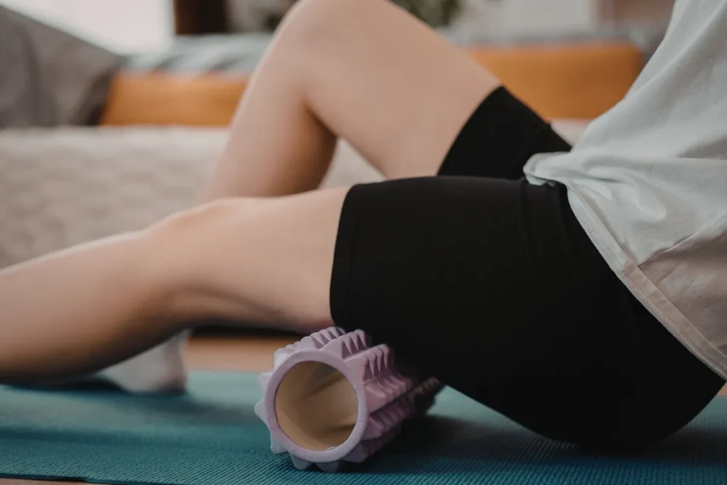 Pessoa fazendo massagem e alongamento