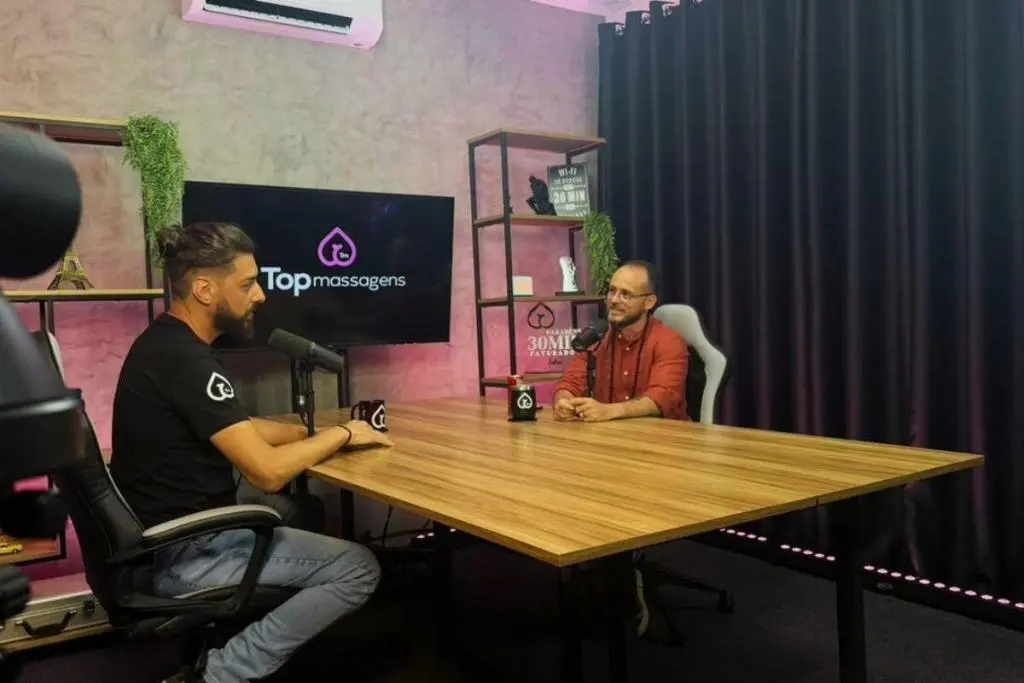 Entrevista em podcast com Jivan Pramod falando sobre tantra e terapias corporais em estúdio profissional da Topmassagens