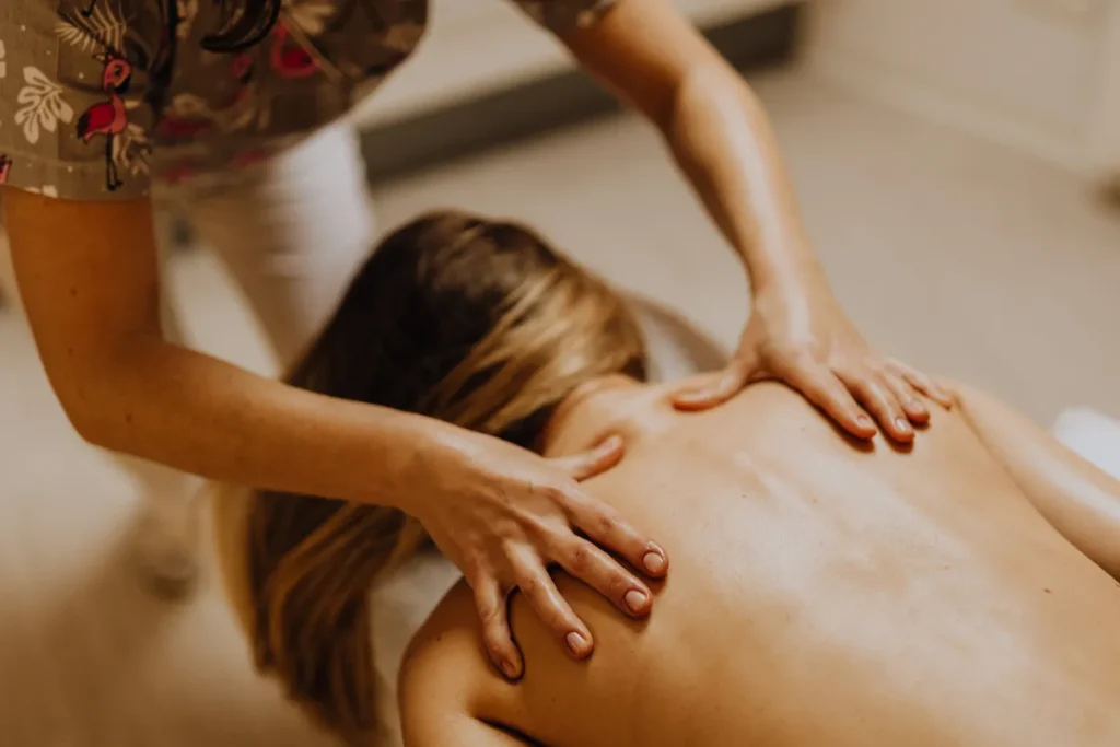 Mulher recebendo massagem nas costas.
