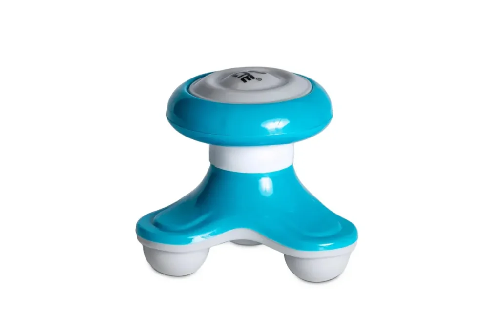 Massageador manual portátil azul com três bases de apoio isolado em fundo branco