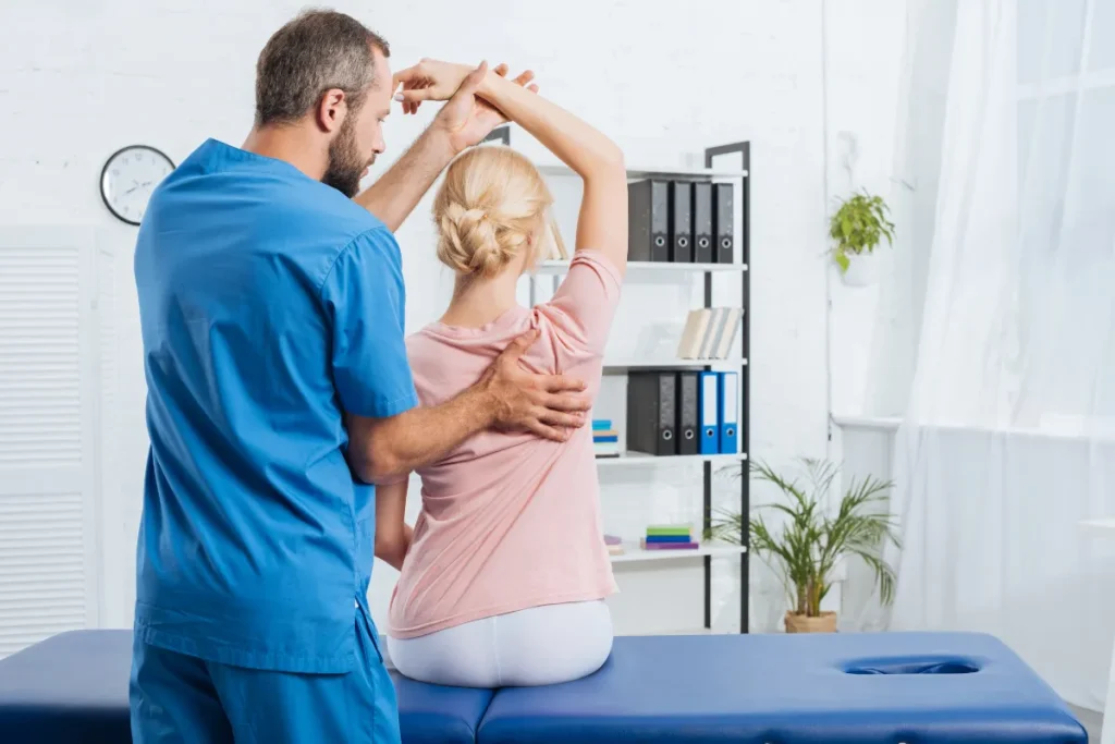 Dor nos braços: pode ser tensão? Veja como a massagem alivia rapidamente