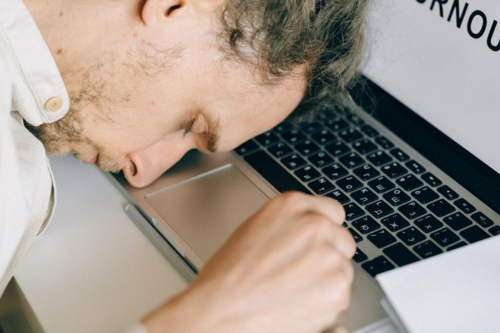Burnout masculino: sintomas, prevenção e benefícios da massagem