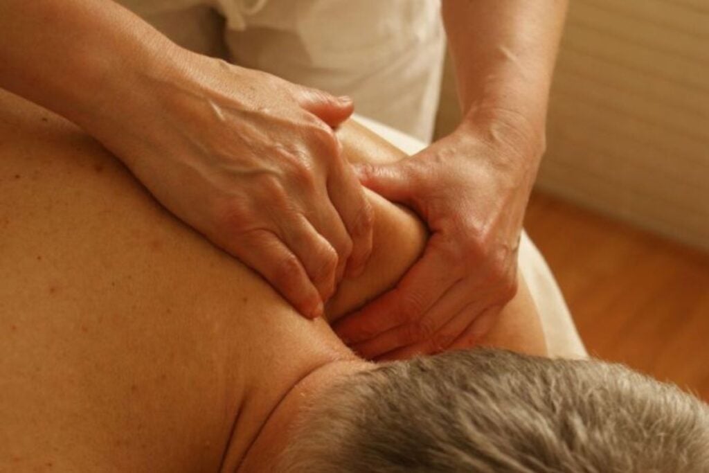 Massagem deep tissue: para que serve e quando é indicada?
