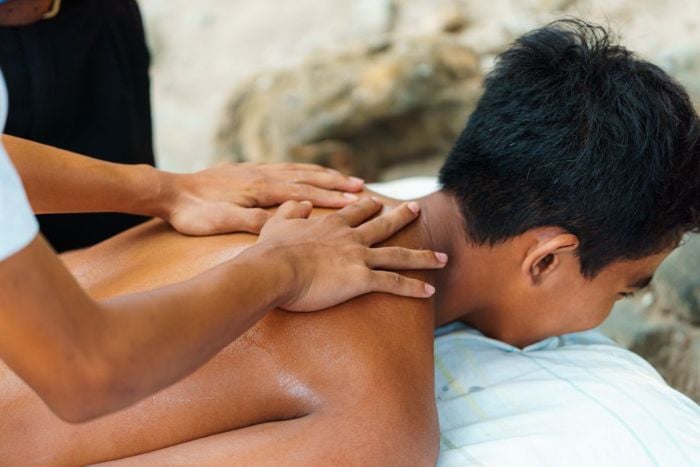 Massagem sensitiva: o que é, como funciona e diferenças para outras técnicas