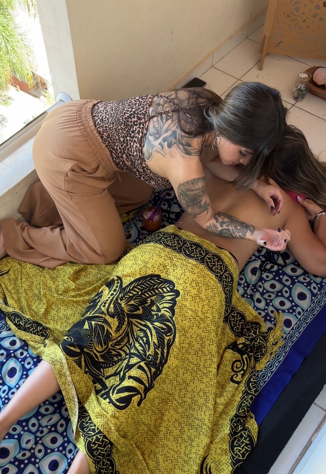 Existe uma diferença entre tocar o corpo e fazer voltar a senti lo Massagem nuru em