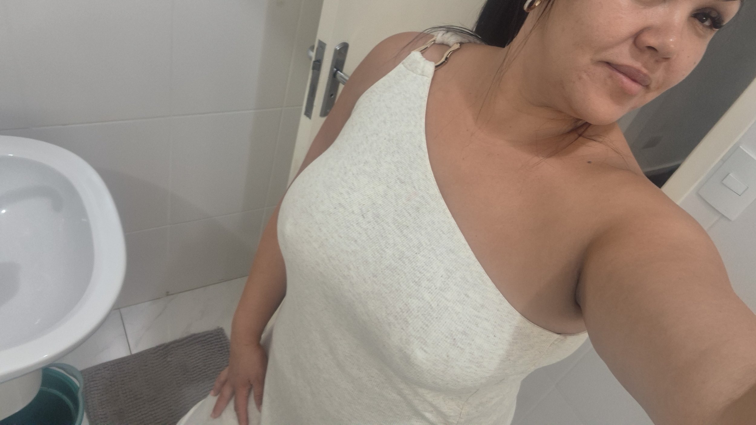 Camille Charme, Mistério e Toques Que Encantam